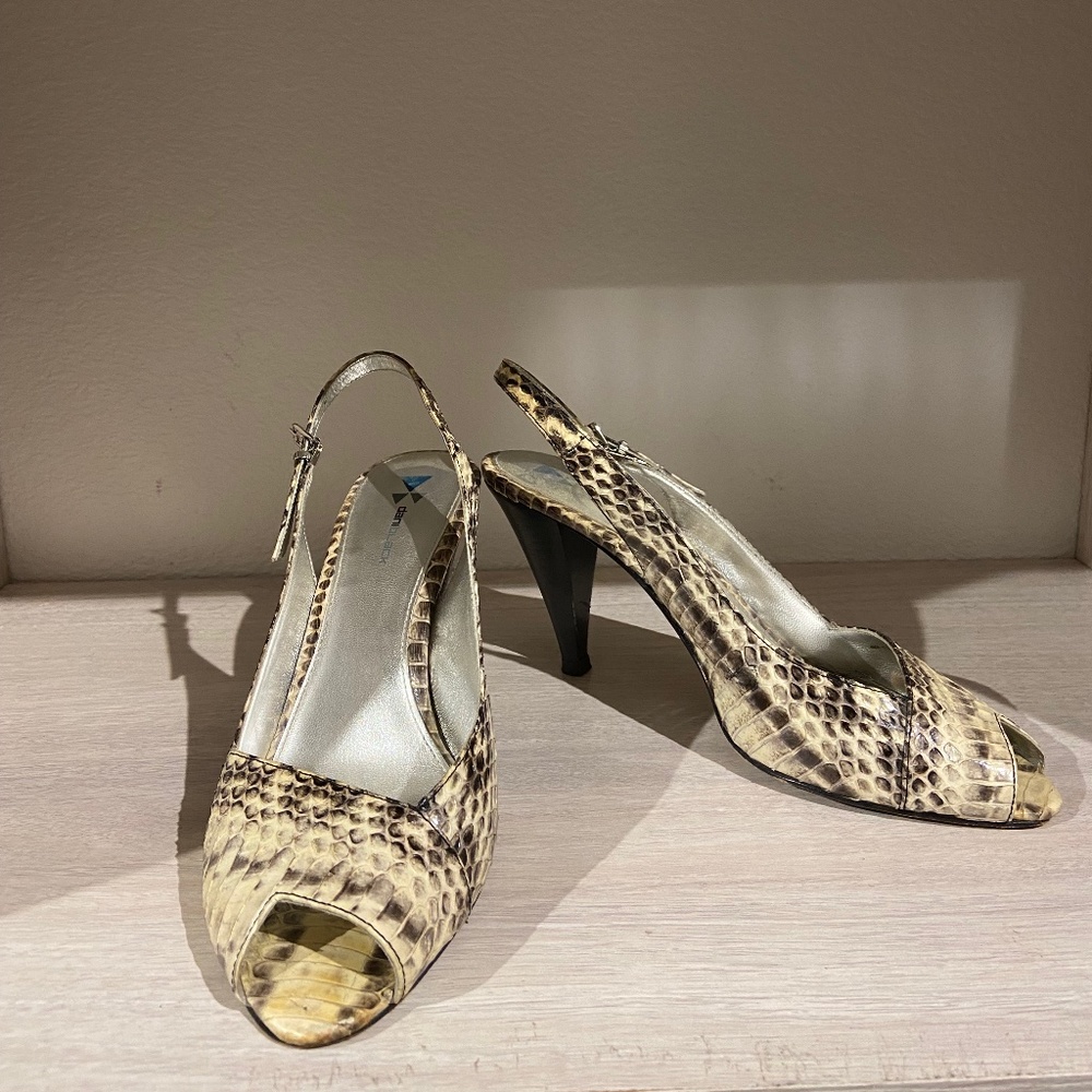Leather embossed snake skinned sling back